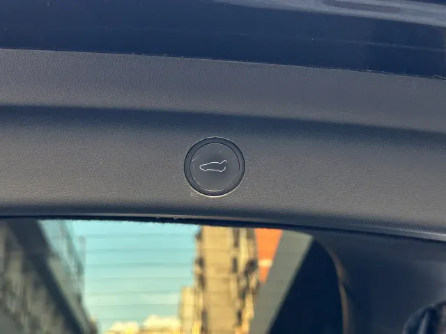 Tesla Model Y — Фото автомобиля 13