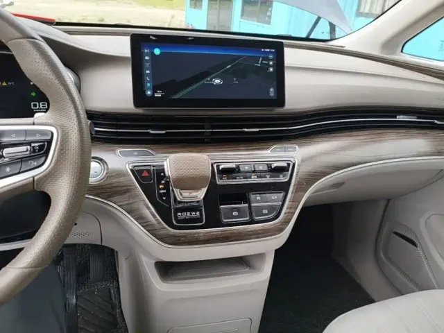 Roewe iMAX8 — Фото автомобиля 12