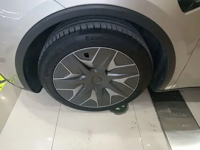 Tesla Model Y L — Фото автомобиля 22