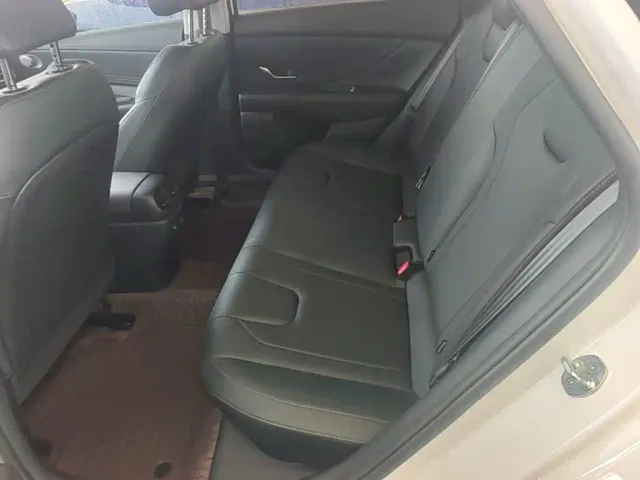 Hyundai Elantra — Фото автомобиля 14
