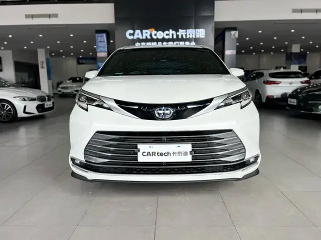 Toyota Sienna — Фото автомобиля 3