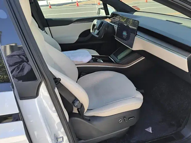Tesla Model X — Фото автомобиля 8