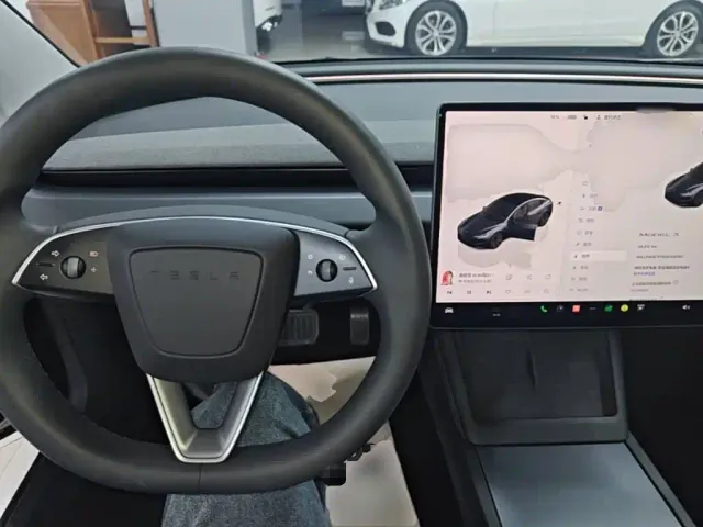 Tesla Model 3 — Фото автомобиля 9