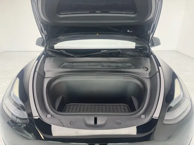 Tesla Model Y — Фото автомобиля 17