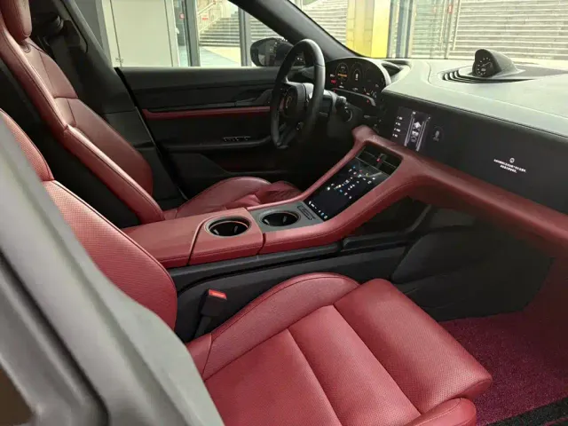 Porsche Taycan — Фото автомобиля 15