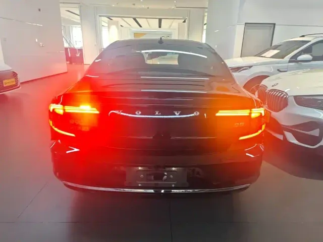 Volvo S90 — Фото автомобиля 5
