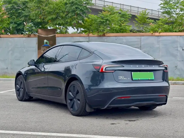 Tesla Model 3 — Фото автомобиля 4