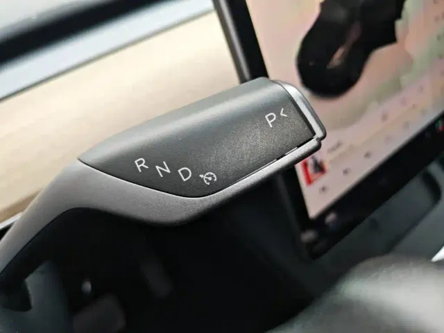 Tesla Model Y — Фото автомобиля 13
