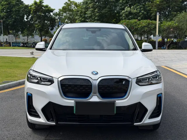 BMW iX3 — Фото автомобиля 2