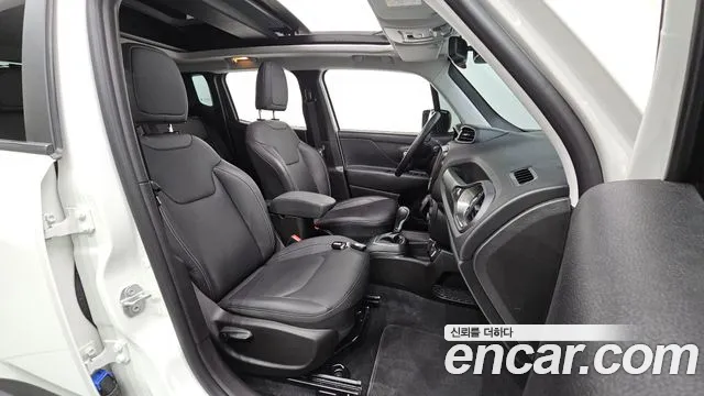 Jeep Renegade — Фото автомобиля 16