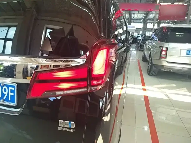 Toyota Alphard — Фото автомобиля 7