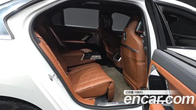 BMW 7 Series G70 — Фото автомобиля 12
