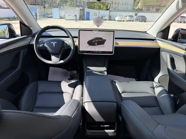 Tesla Model Y — Фото автомобиля 9