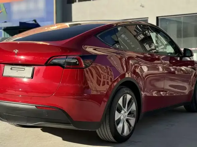 Tesla Model Y — Фото автомобиля 6