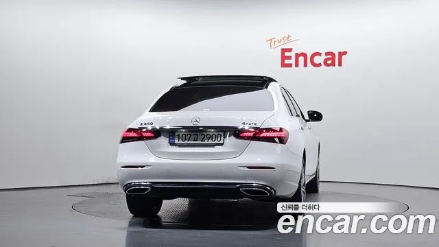 Mercedes-Benz E-Class — Фото автомобиля 4