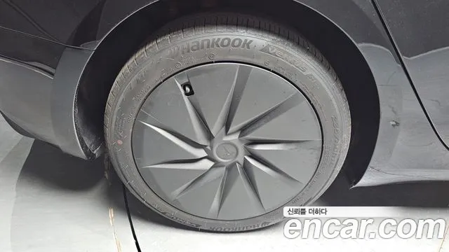 Tesla Model 3 — Фото автомобиля 5