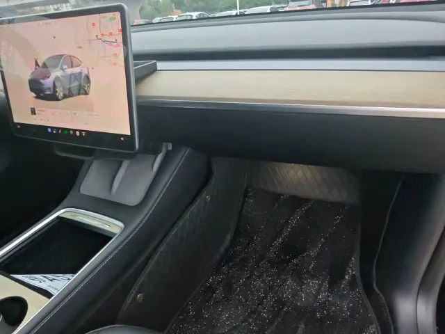 Tesla Model Y — Фото автомобиля 8