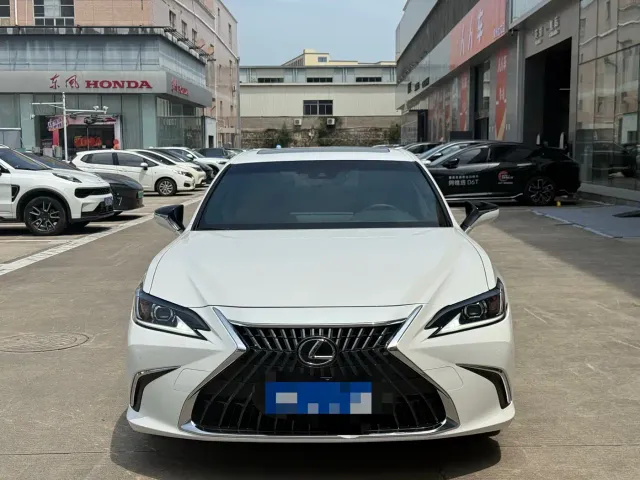 Lexus ES — Фото автомобиля 3