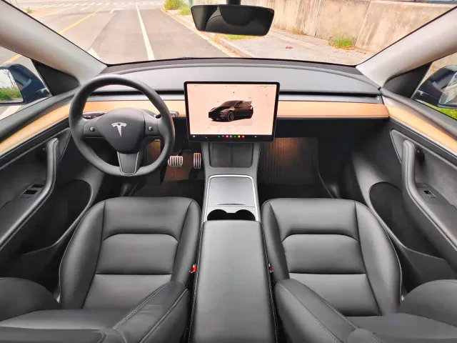 Tesla Model Y — Фото автомобиля 13