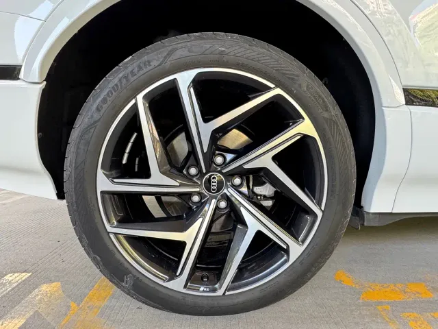 Audi Q6L e-tron — Фото автомобиля 8