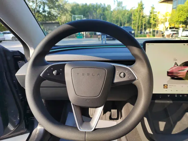 Tesla Model 3 — Фото автомобиля 17