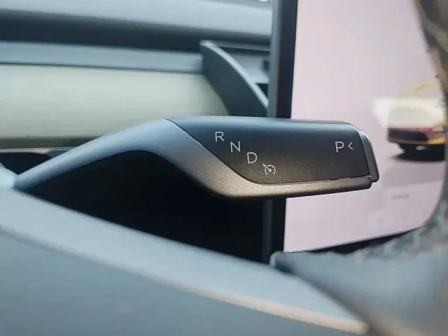 Tesla Model Y — Фото автомобиля 13