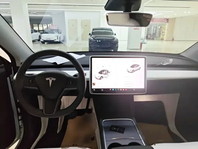 Tesla Model Y — Фото автомобиля 9
