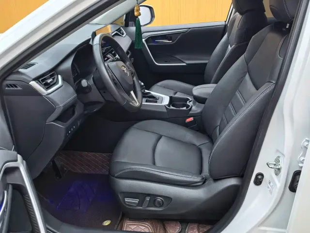Toyota RAV4 — Фото автомобиля 5