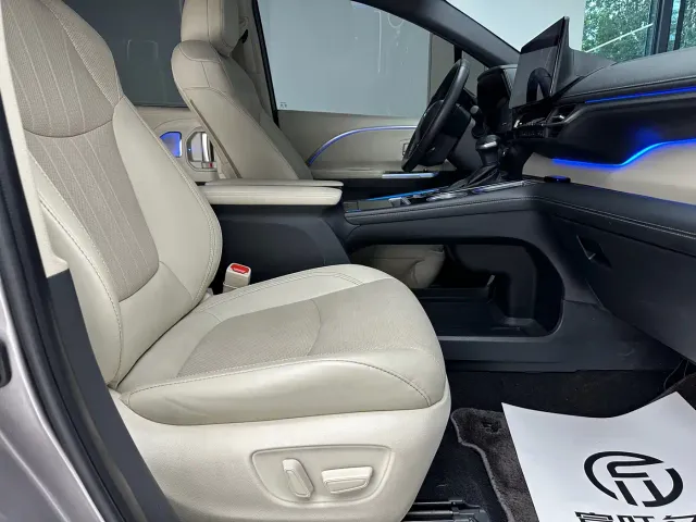 Toyota Sienna — Фото автомобиля 21