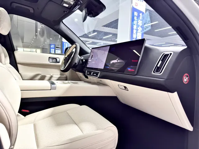 Li Auto L7 — Фото автомобиля 14