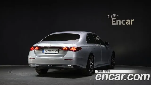 Mercedes-Benz E-Class — Фото автомобиля 2