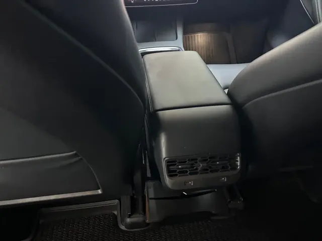 Tesla Model Y — Фото автомобиля 13