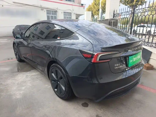 Tesla Model 3 — Фото автомобиля 4
