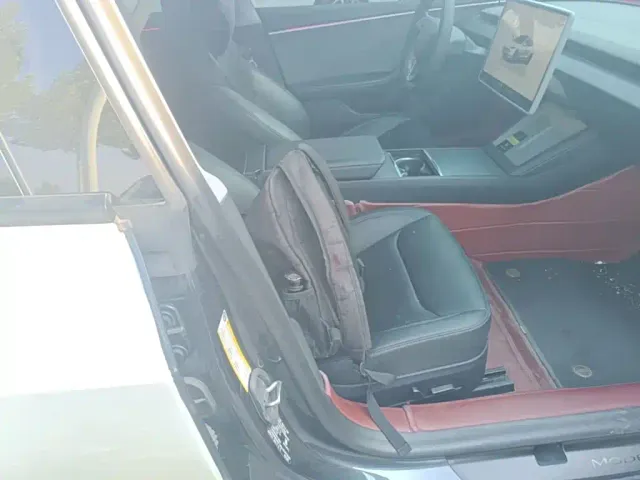 Tesla Model 3 — Фото автомобиля 24