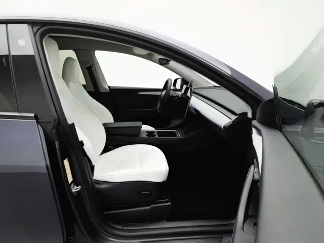 Tesla Model Y — Фото автомобиля 23