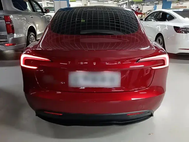 Tesla Model 3 — Фото автомобиля 5