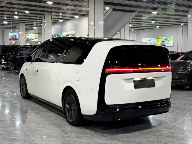 Li Auto MEGA — Фото автомобиля 14