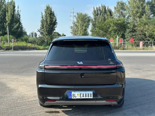 Li Auto L8 — Фото автомобиля 4