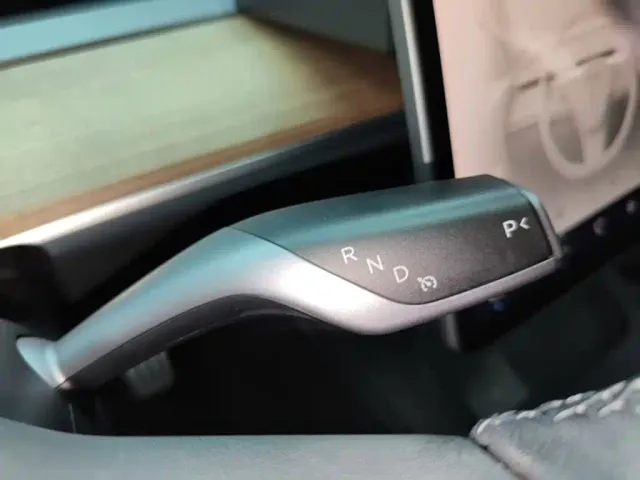 Tesla Model 3 — Фото автомобиля 13