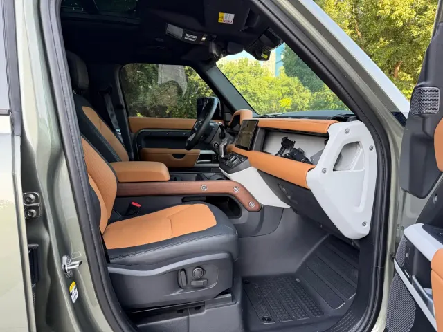 Land Rover Defender — Фото автомобиля 10