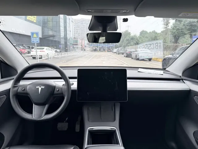 Tesla Model Y — Фото автомобиля 8