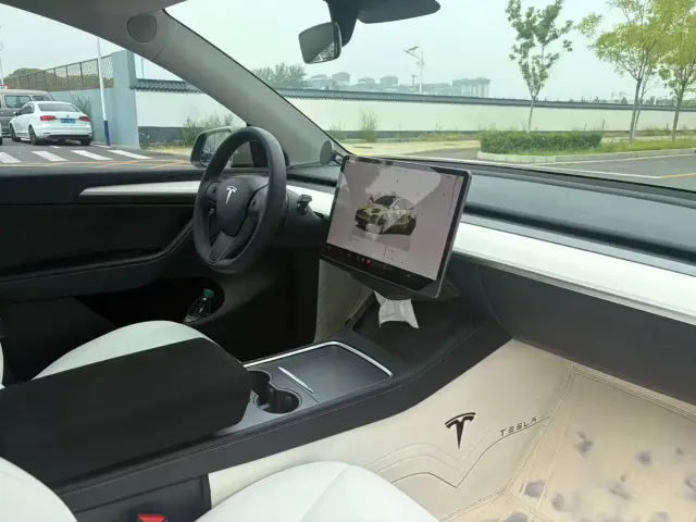 Tesla Model Y — Фото автомобиля 17