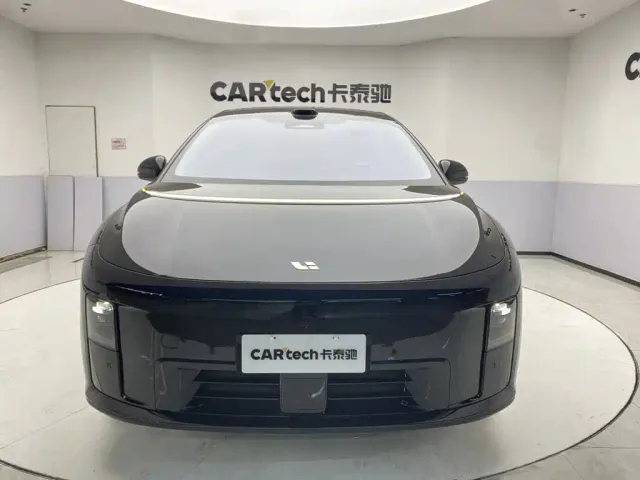 Li Auto i8 — Фото автомобиля 3