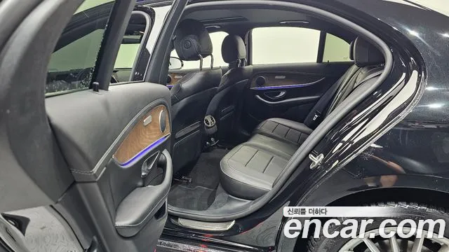 Mercedes-Benz E-Class — Фото автомобиля 5