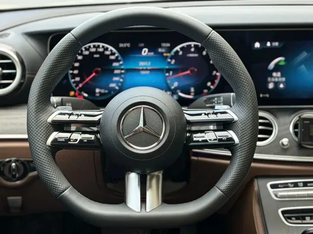 Mercedes-Benz E-Class — Фото автомобиля 7