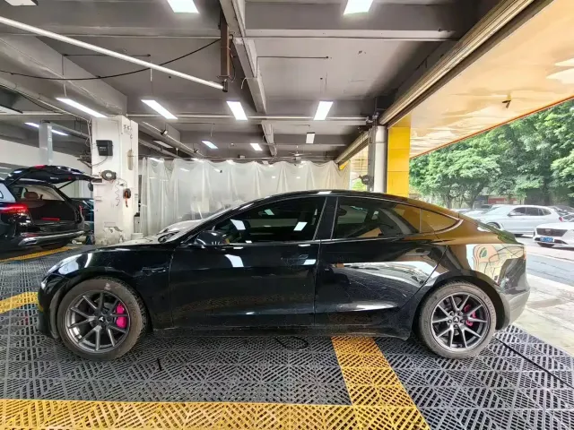 Tesla Model 3 — Фото автомобиля 11