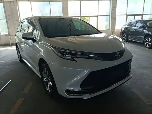 Toyota Sienna — Фото автомобиля 3