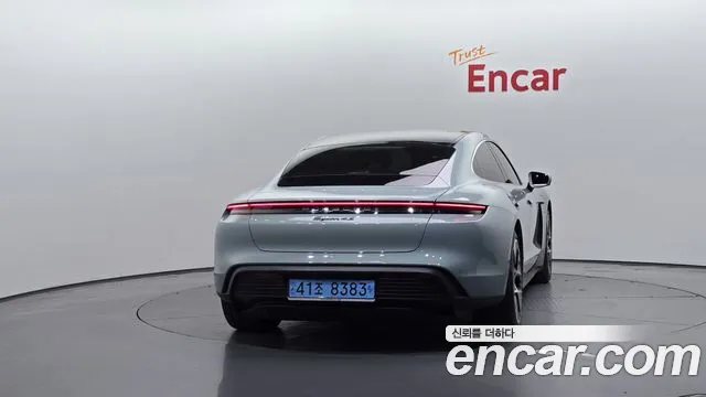 Porsche Taycan — Фото автомобиля 4