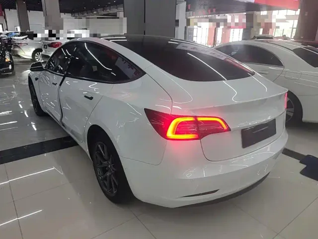 Tesla Model 3 — Фото автомобиля 4