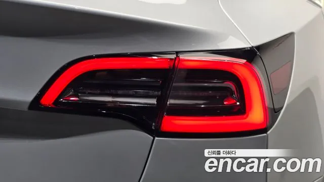 Tesla Model 3 — Фото автомобиля 21